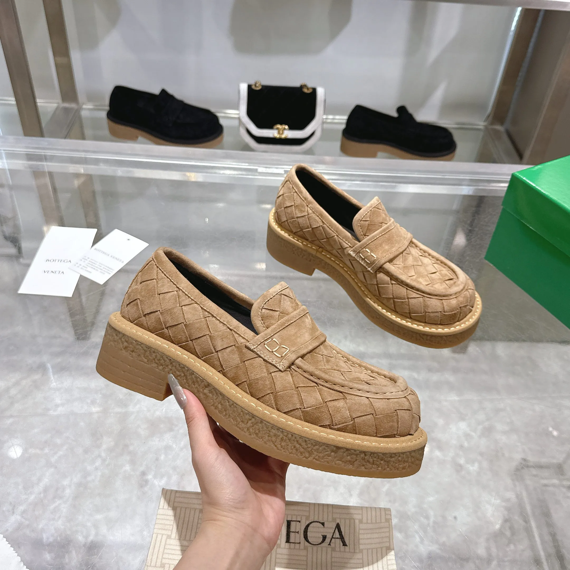 [BV] Top P: 840💰Size for couples: 35-44 (Female 40, Male 38 45, custom-made, non-returnable) Bottega Veneta classic Bottega Veneta counter model! Big square head! Woven slip-on deep-mouth shoes! Reproduction of the original board! The feet are super domineering! Original molded outsole! High-grade mercerized cow velvet! Solid color Niuli!